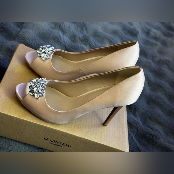 Le Chateau wedding/ Bridal Cream Peep-Toe Heels - Picture 7 of 11